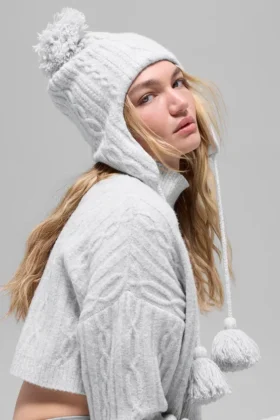 Bonnet à oreillettes « Winter Bliss » en maille torsadée – Gris chiné athlétique