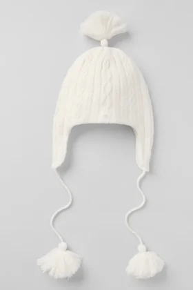 Bonnet à oreillettes « Winter Bliss » en maille torsadée - Ivoire