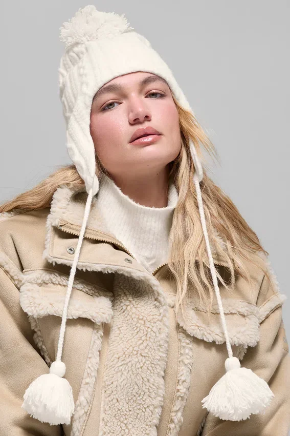 Bonnet à oreillettes « Winter Bliss » en maille torsadée - Ivoire