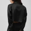 Chemise courte à manches longues boutonnée en soie lumineuse – Noir