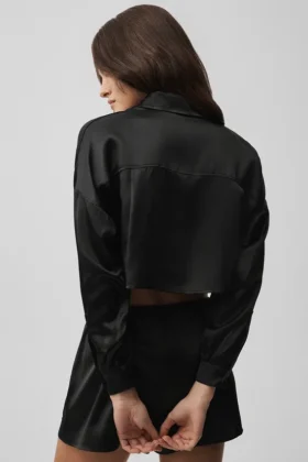 Chemise courte à manches longues boutonnée en soie lumineuse – Noir