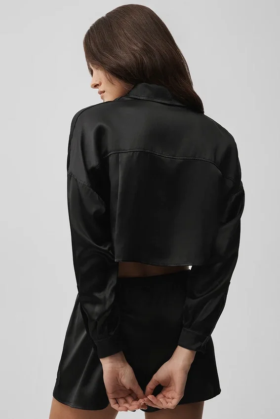 Chemise courte à manches longues boutonnée en soie lumineuse – Noir