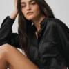 Chemise courte à manches longues boutonnée en soie lumineuse – Noir