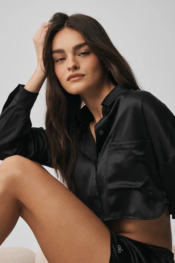 Chemise courte à manches longues boutonnée en soie lumineuse – Noir