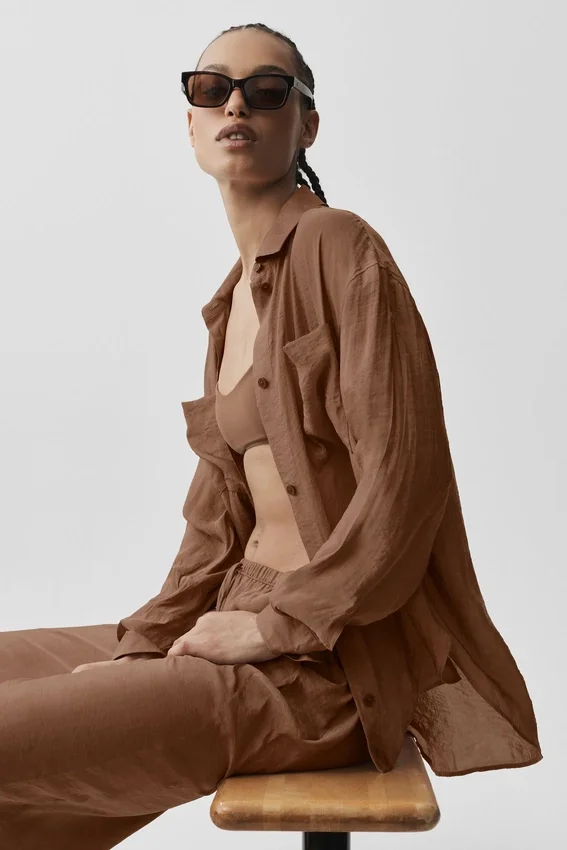 Chemise à manches longues semi-transparente « Golden Hour » à boutons – Marron « Sun Kissed »