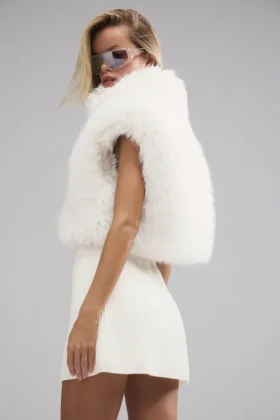 Gilet court en fausse fourrure somptueuse – Ivoire