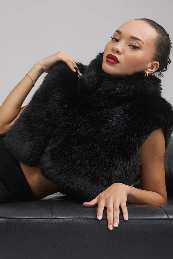 Gilet court en fausse fourrure somptueuse - Noir