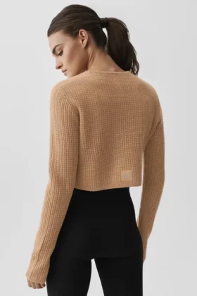 Haut court à manches longues en cachemire moelleux à motif gaufré – Toasted Almond