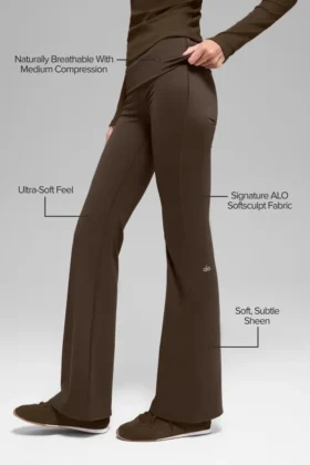 Legging évasé à ourlet rabattu Alo Softsculpt – Espresso