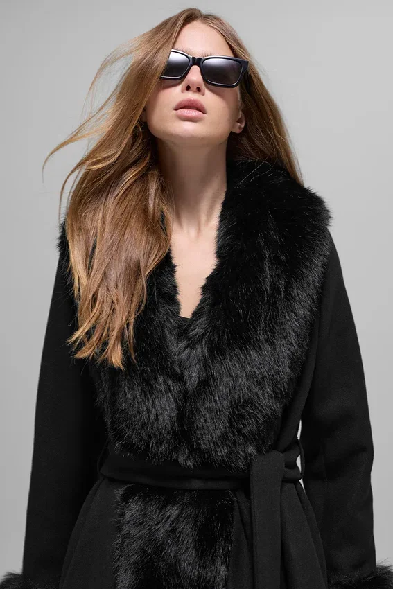 Manteau long bordé de fausse fourrure - Noir