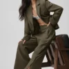 Pantalon Cosmopolitan à taille mi-haute et boutons-pression - Olive Tree