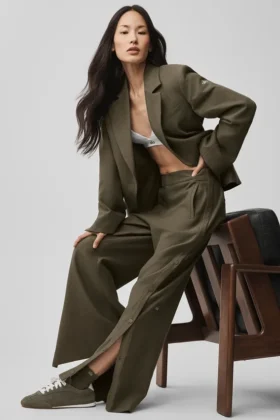 Pantalon Cosmopolitan à taille mi-haute et boutons-pression - Olive Tree