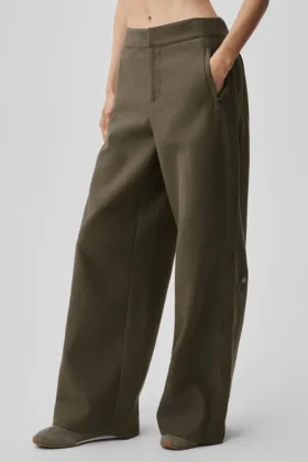 Pantalon Cosmopolitan à taille mi-haute et boutons-pression – Olive Tree