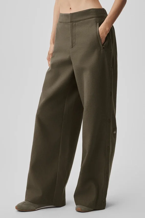 Pantalon Cosmopolitan à taille mi-haute et boutons-pression - Olive Tree