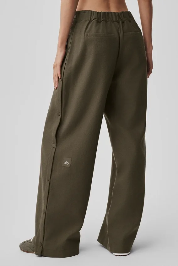 Pantalon Cosmopolitan à taille mi-haute et boutons-pression - Olive Tree