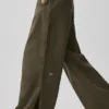 Pantalon Cosmopolitan à taille mi-haute et boutons-pression - Olive Tree