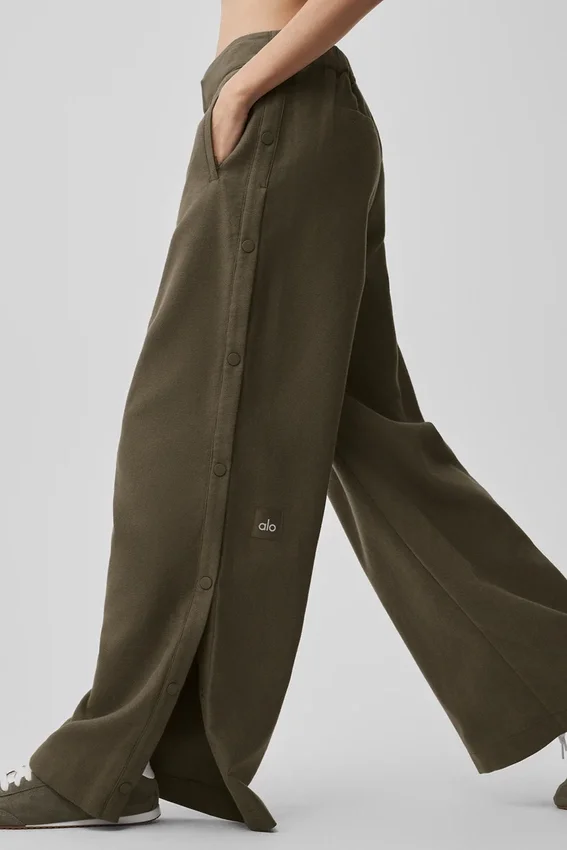 Pantalon Cosmopolitan à taille mi-haute et boutons-pression - Olive Tree
