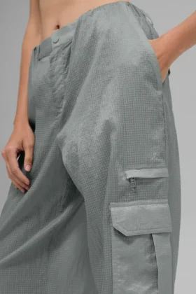 Pantalon de jogging Sheer Game Time à jambes larges – Gris lunaire