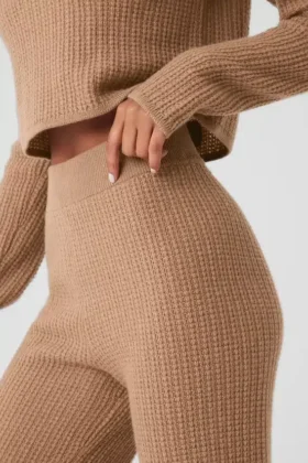 Pantalon en cachemire High-Waist et texture gaufrée – Amande grillée