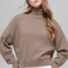 Pull à col roulé court New Class en laine et cachemire - Chai Latte