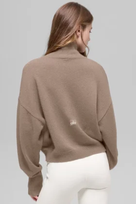 Pull à col roulé court New Class en laine et cachemire – Chai Latte