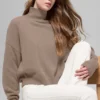 Pull à col roulé court New Class en laine et cachemire - Chai Latte