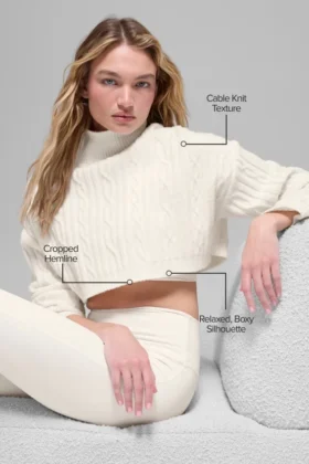 Pull à col roulé court « Winter Bliss » en maille torsadée avec manches longues – Ivoire