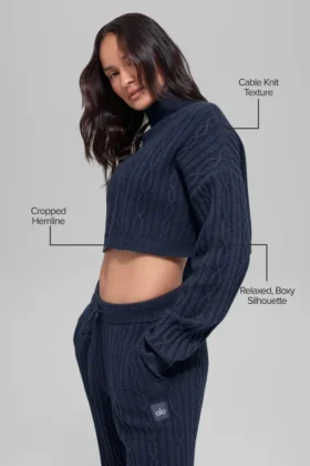 Pull à col roulé court « Winter Bliss » à mailles torsadées et manches longues – Bleu marine