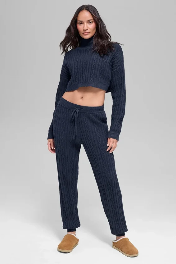 Pull à col roulé court « Winter Bliss » à mailles torsadées et manches longues - Bleu marine