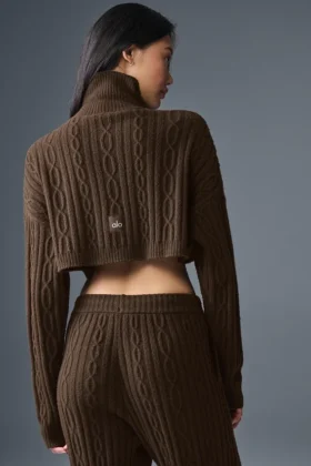 Pull à col roulé court « Winter Bliss » à mailles torsadées et manches longues – Espresso