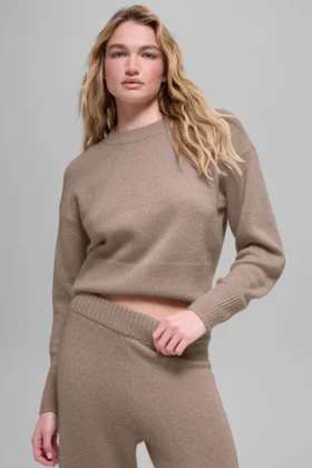 Pull court à col rond « New Class » en laine et cachemire - Chai Latte