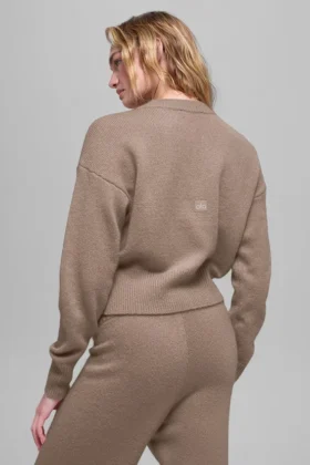 Pull court à col rond « New Class » en laine et cachemire – Chai Latte