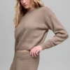 Pull court à col rond « New Class » en laine et cachemire - Chai Latte