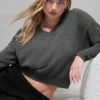 Pull court en laine et cachemire « New Class » à col en V - Gris platine