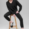 Pull court en laine et cachemire « New Class » à col en V – Noir
