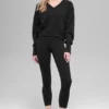 Pull court en laine et cachemire « New Class » à col en V – Noir