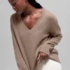 Pull oversize à col en V « New Class » en laine et cachemire - Chai Latte
