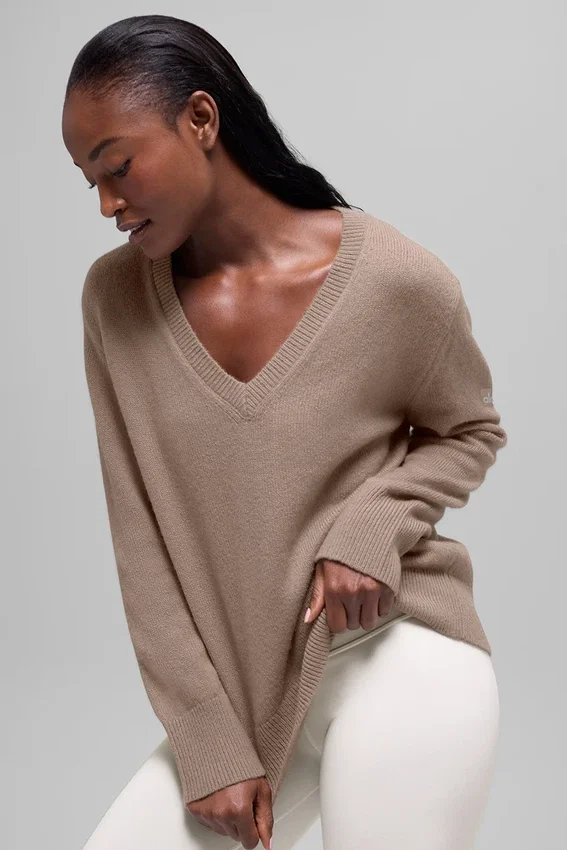 Pull oversize à col en V « New Class » en laine et cachemire - Chai Latte