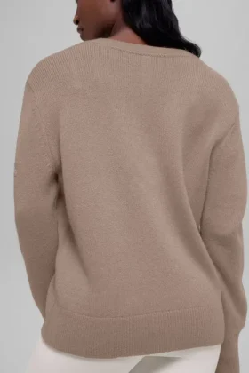 Pull oversize à col en V « New Class » en laine et cachemire – Chai Latte