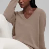 Pull oversize à col en V « New Class » en laine et cachemire - Chai Latte