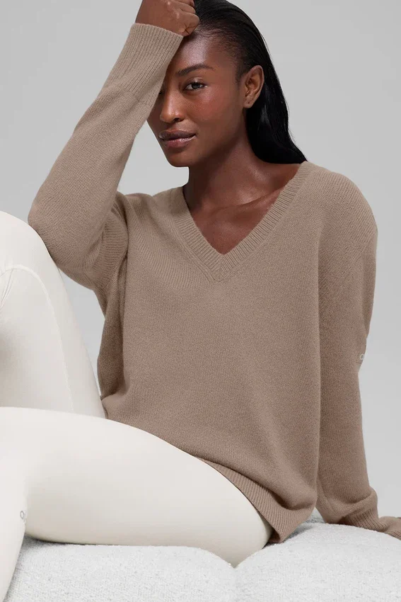 Pull oversize à col en V « New Class » en laine et cachemire - Chai Latte