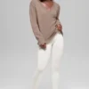 Pull oversize à col en V « New Class » en laine et cachemire - Chai Latte