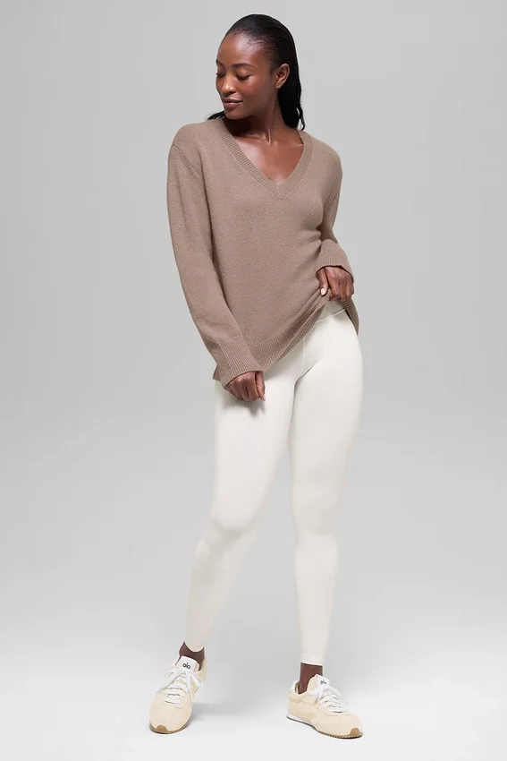 Pull oversize à col en V « New Class » en laine et cachemire - Chai Latte
