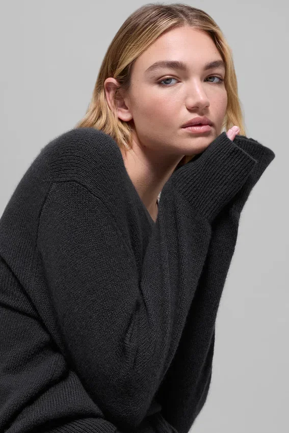 Pull oversize en laine et cachemire « New Class » à col en V – Noir