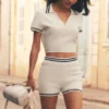 Short court en maille « Tennis Club » – Ivoire/Bleu marine