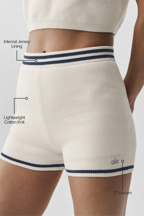 Short court en maille « Tennis Club » – Ivoire/Bleu marine