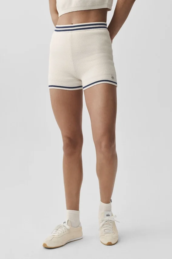 Short court en maille « Tennis Club » – Ivoire/Bleu marine