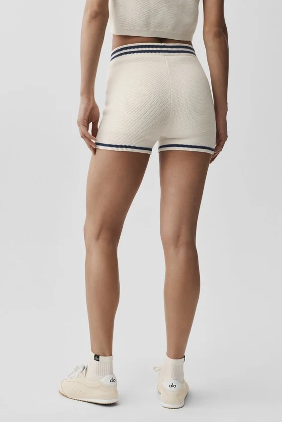 Short court en maille « Tennis Club » – Ivoire/Bleu marine