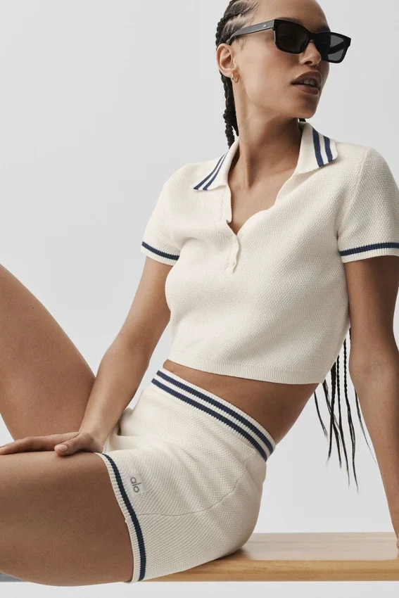 Short court en maille « Tennis Club » – Ivoire/Bleu marine
