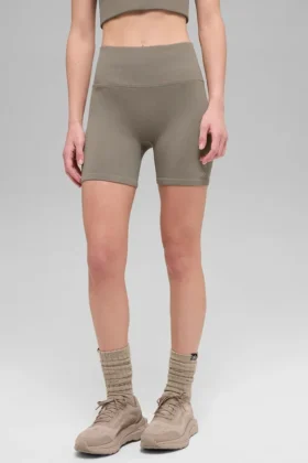 Shorts « Favorite » sans coutures à côtes de 5″ – Cacao clair